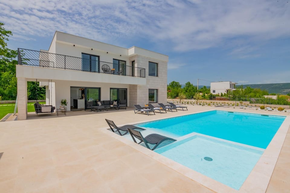 Property building, Patio, Day, Swimming pool, sunbed