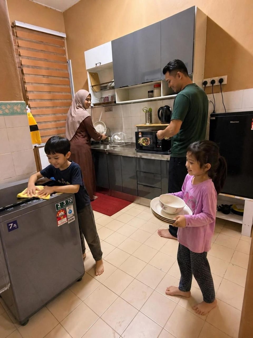 Kitchen or kitchenette, children, Family
