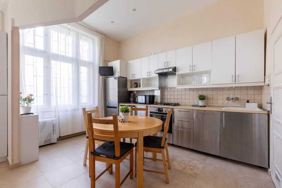 Kitchen or kitchenette, Dining area, pet friendly