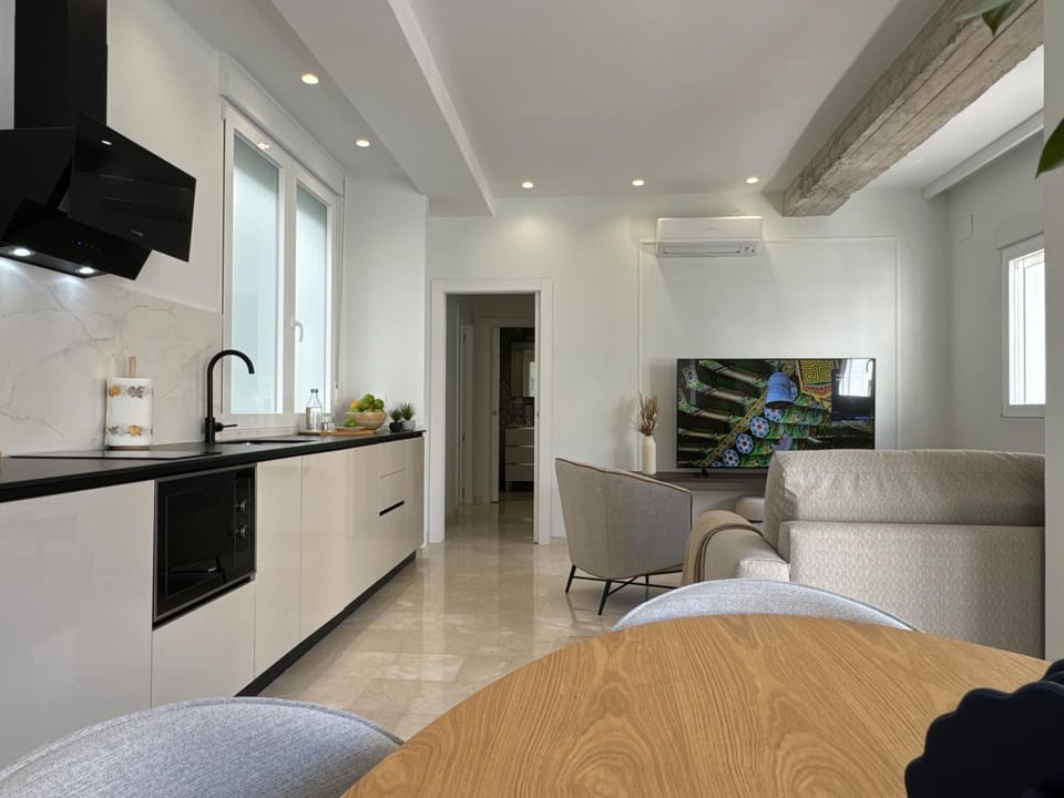TV and multimedia, Kitchen or kitchenette, Living room, Photo of the whole room, Seating area, Dining area, oven, stove
