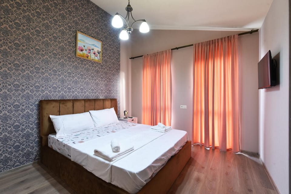 Bed, TV and multimedia, Bedroom, towels