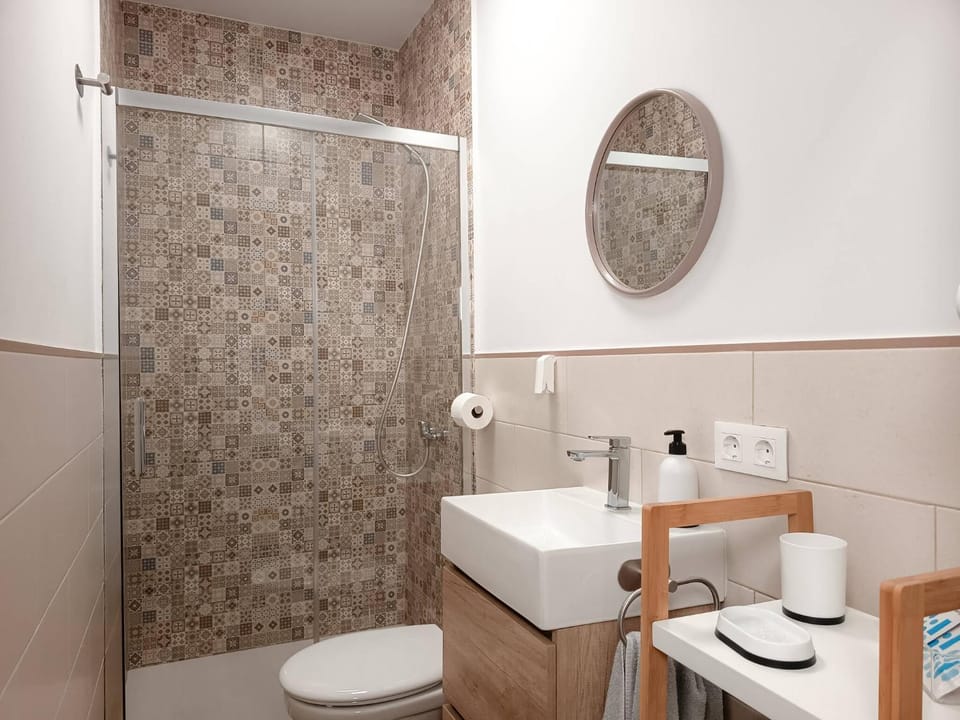 Shower, Toilet, Bathroom, hair dryier, internet, towels, air conditioner