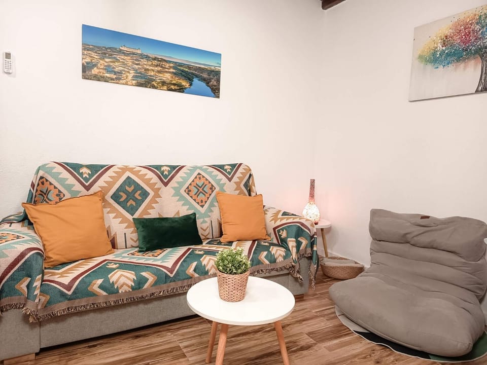 Living room, Seating area, Dining area, internet, air conditioner