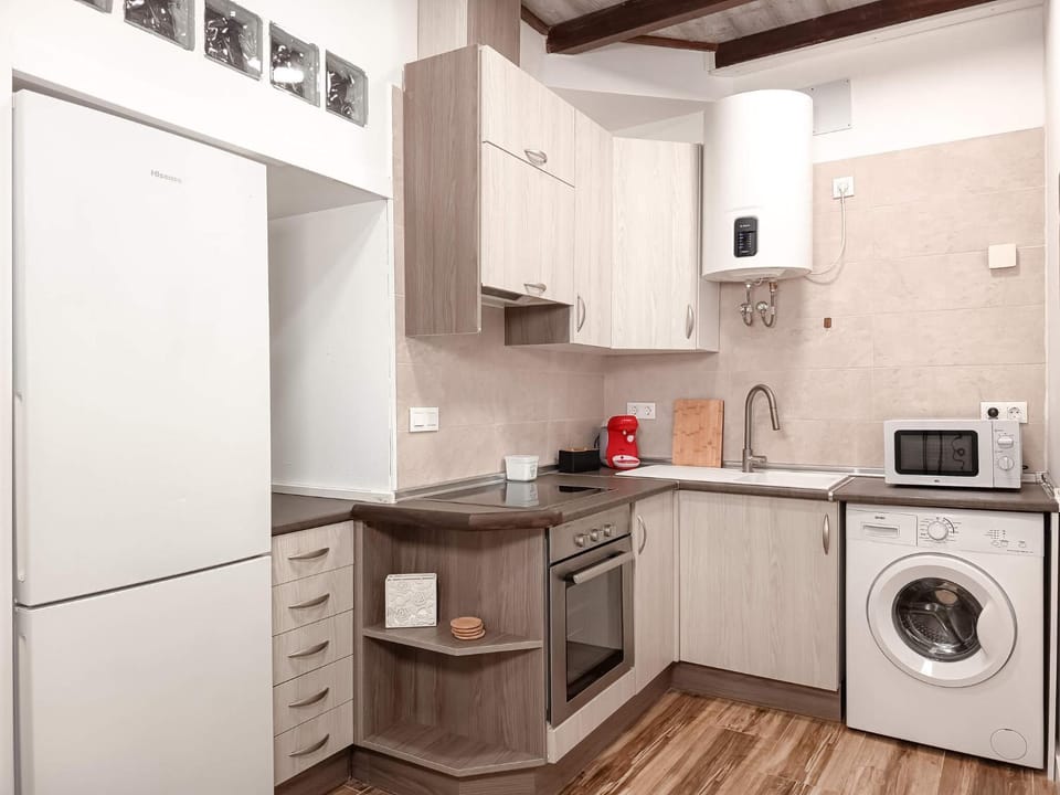 Coffee/tea facilities, internet, microwave, oven, toaster, washing machine, kitchen, air conditioner
