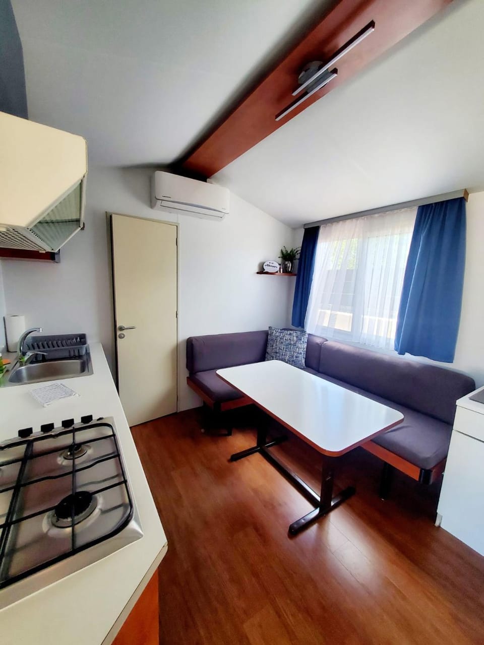Kitchen or kitchenette, Living room, Seating area, Dining area
