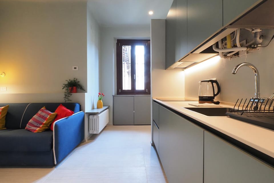 Kitchen or kitchenette, Seating area, stove