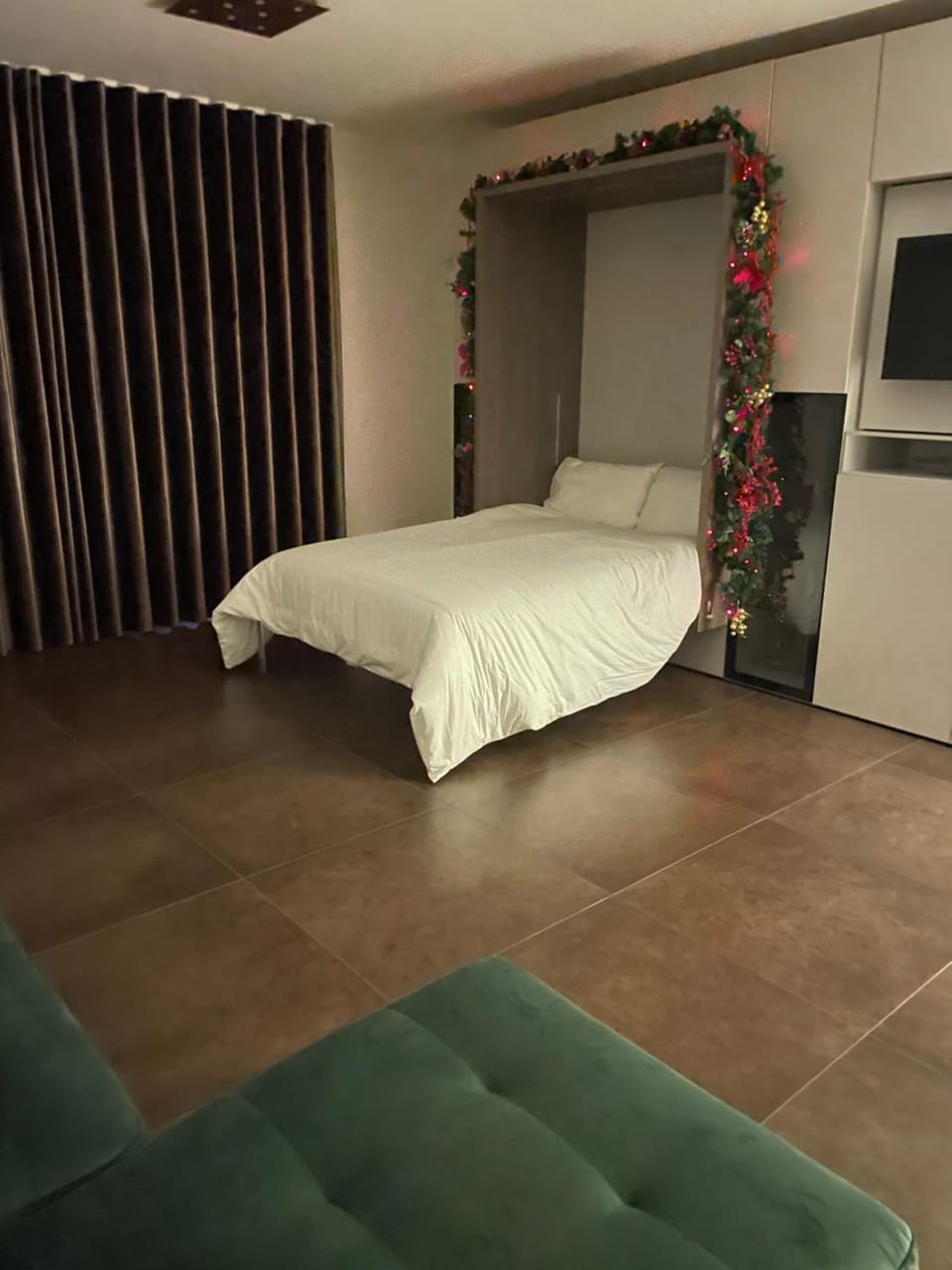 Bed, TV and multimedia, Photo of the whole room, Bedroom