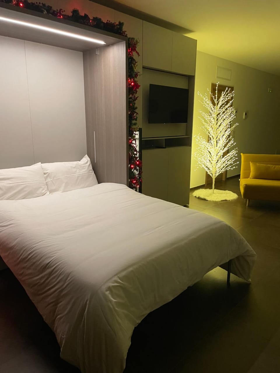 Bed, TV and multimedia, Photo of the whole room, Bedroom