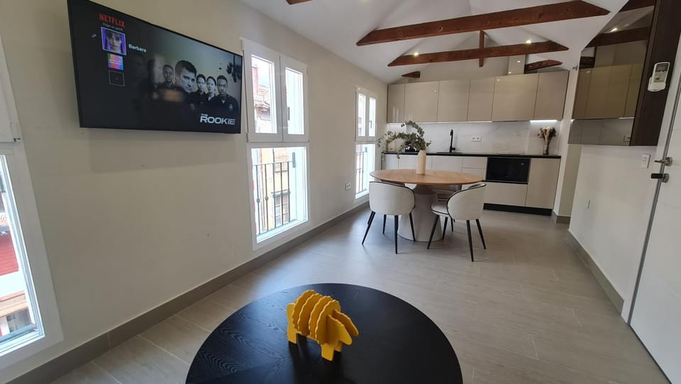 TV and multimedia, Kitchen or kitchenette, Living room, Seating area, Dining area