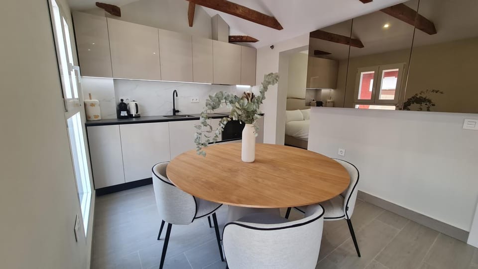 Kitchen or kitchenette, Dining area, stove