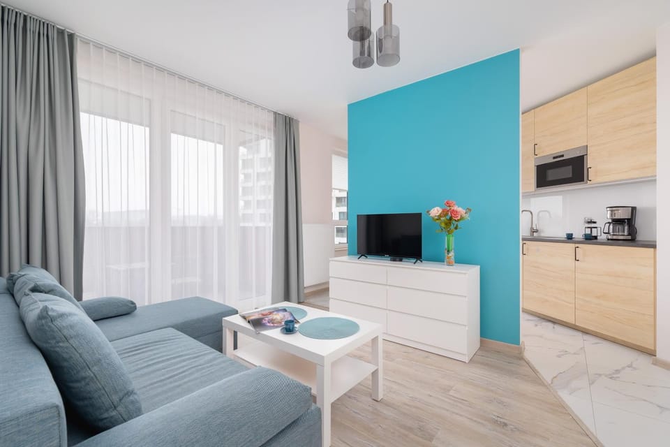 TV and multimedia, Kitchen or kitchenette, Living room, Seating area, Dining area, stove