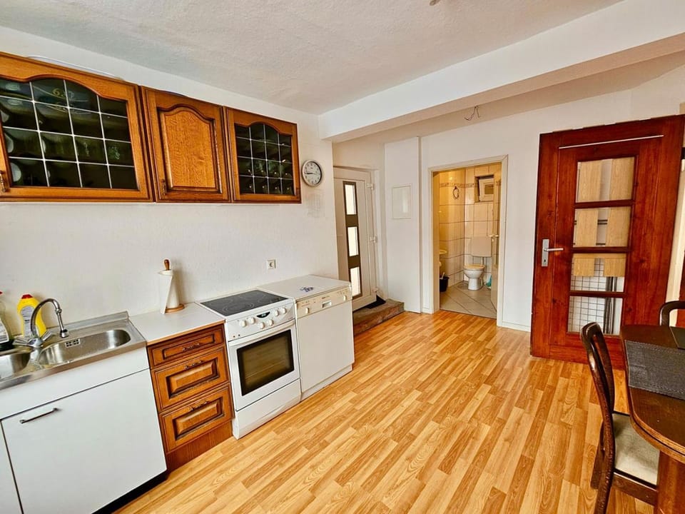 Kitchen or kitchenette, Dining area, dishwasher, oven, stove