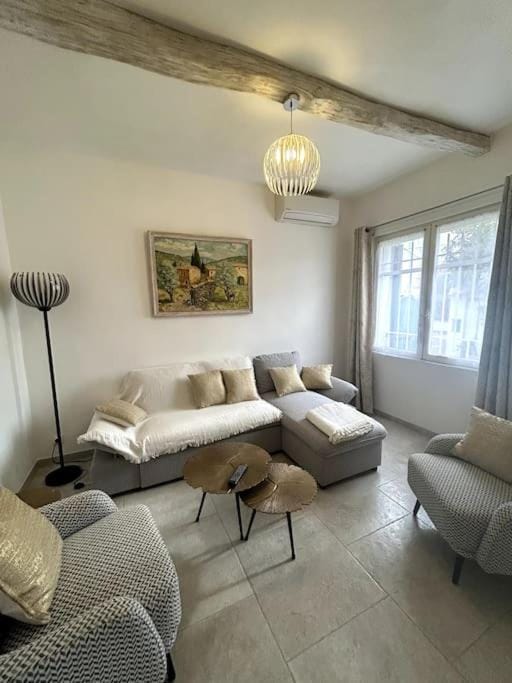 Living room, Seating area, air conditioner