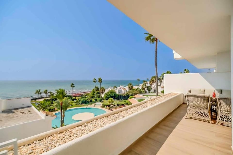 122-Luxury Beachfront Apartment, Views and Pool Apartment in Costa del Sol