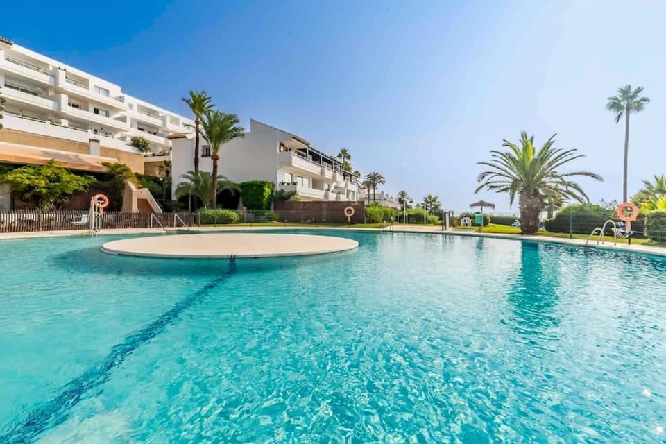 122-Luxury Beachfront Apartment, Views and Pool Apartment in Costa del Sol