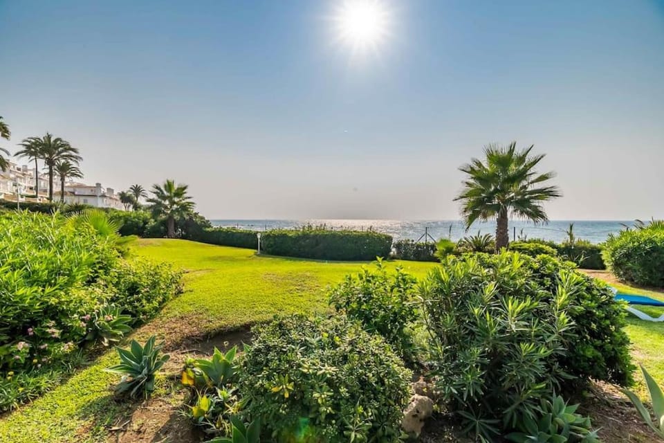 122-Luxury Beachfront Apartment, Views and Pool Apartment in Costa del Sol