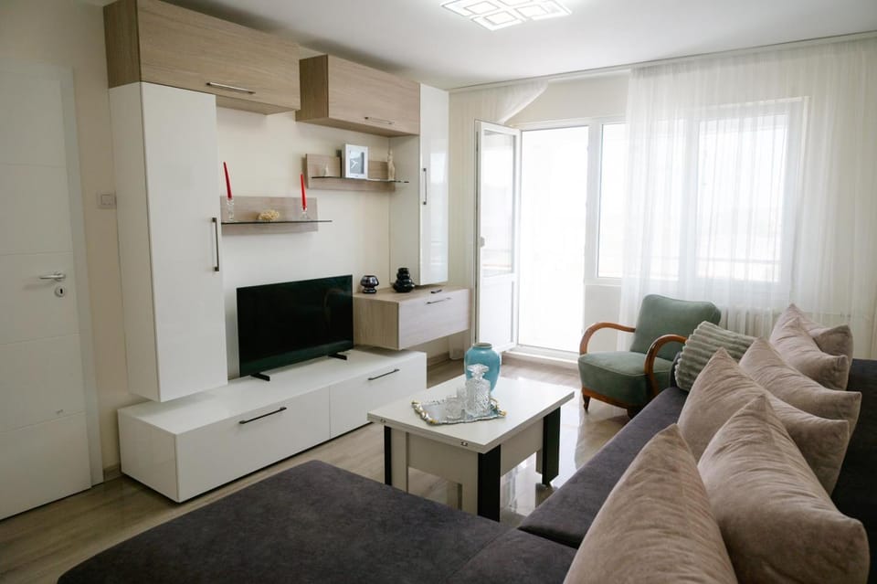 Communal lounge/ TV room, TV and multimedia, Living room, Seating area, Evening entertainment