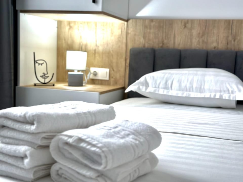 Bed, Photo of the whole room, Bedroom, towels