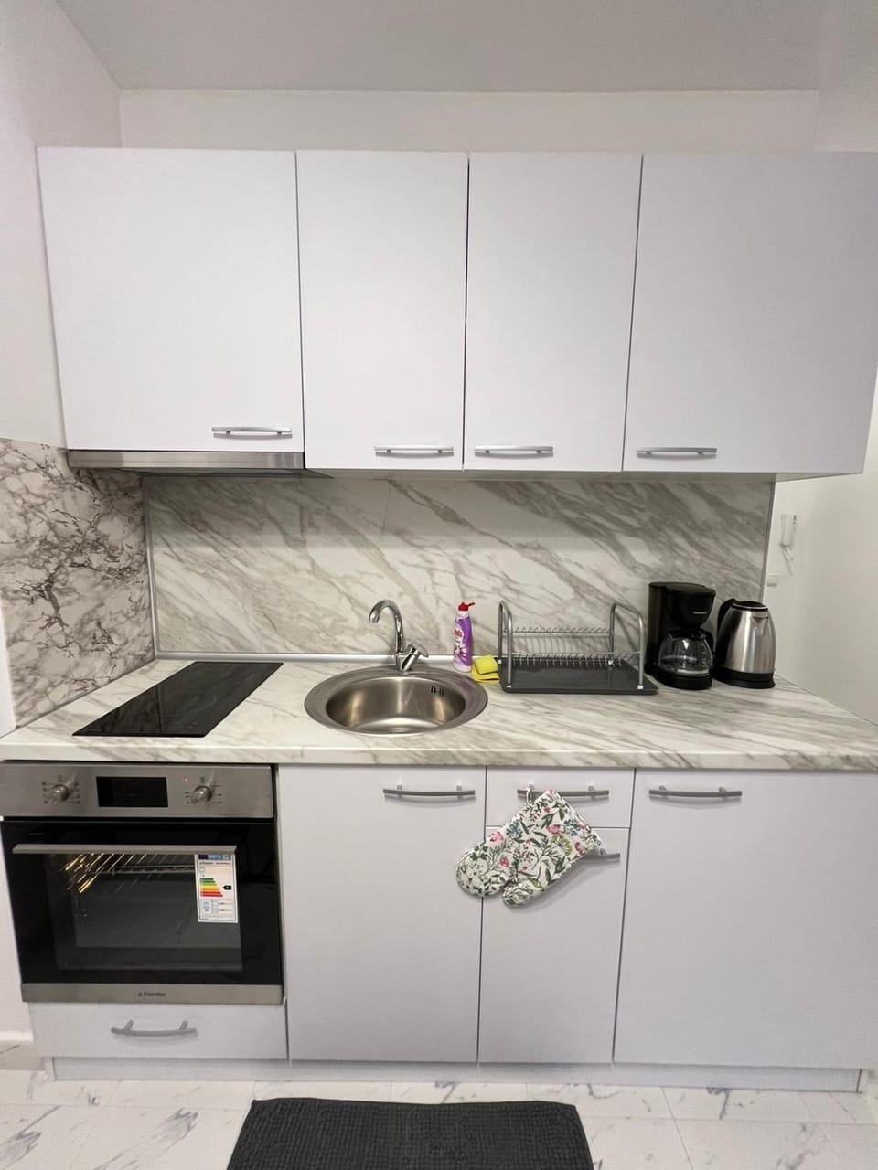 Coffee/tea facilities, Kitchen or kitchenette, oven, stove, toaster