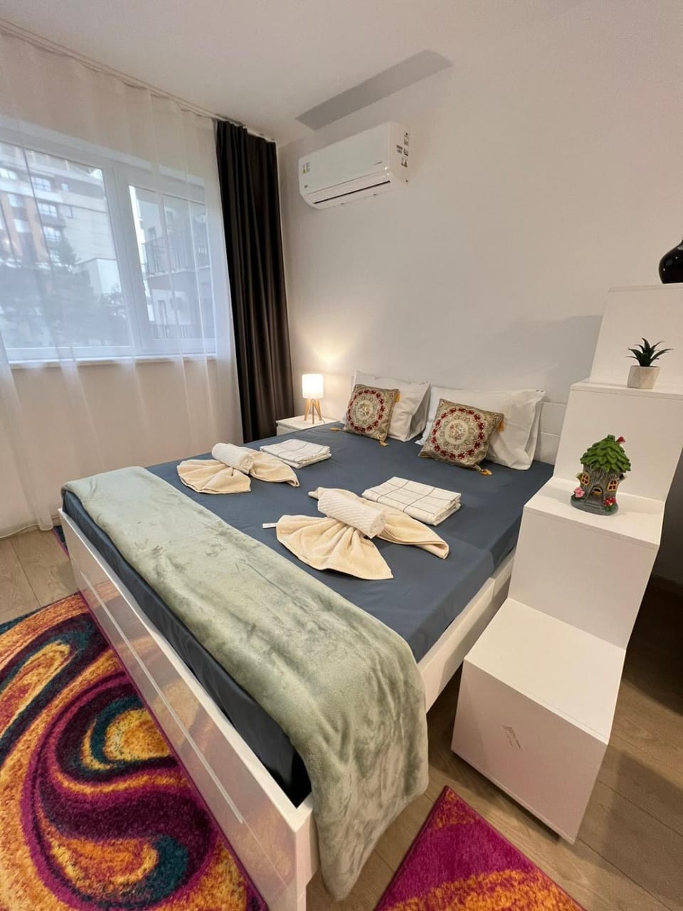 Bed, towels, air conditioner