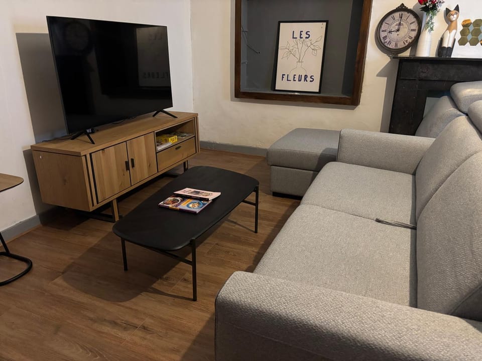TV and multimedia, Living room, Seating area, Evening entertainment
