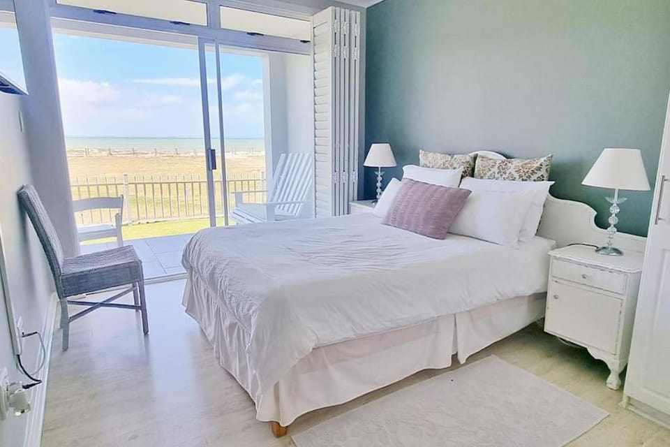 Bed, TV and multimedia, Bedroom, Sea view