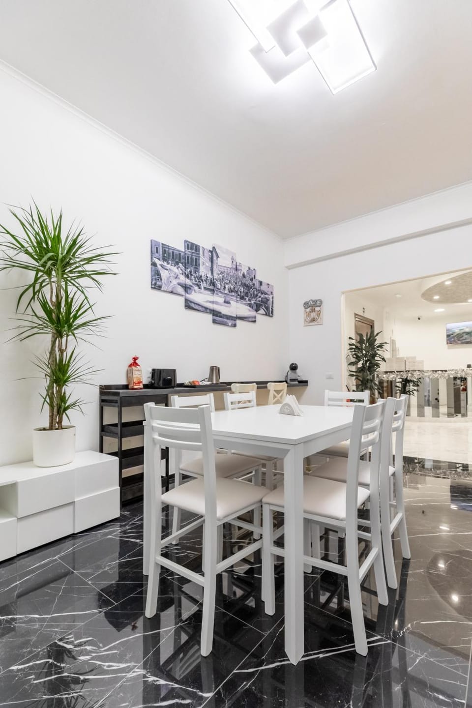 Kitchen or kitchenette, Seating area, Dining area