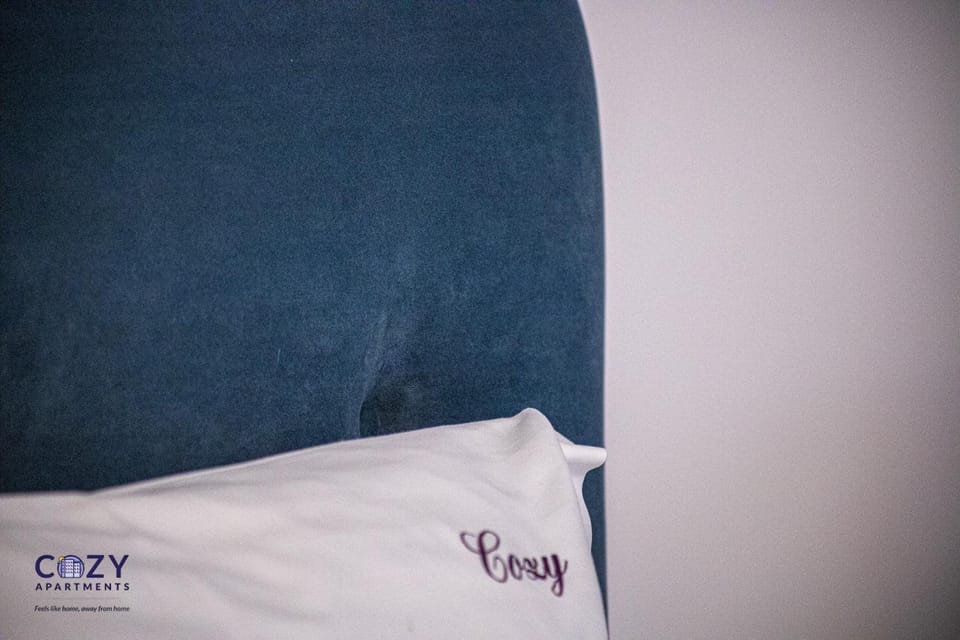Bed, Property logo or sign, Photo of the whole room, Logo/Certificate/Sign, Bedroom, Text overlay, Certificate/Award