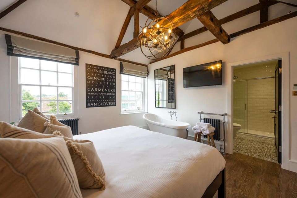 Bed, TV and multimedia, Photo of the whole room, Bedroom, Bath