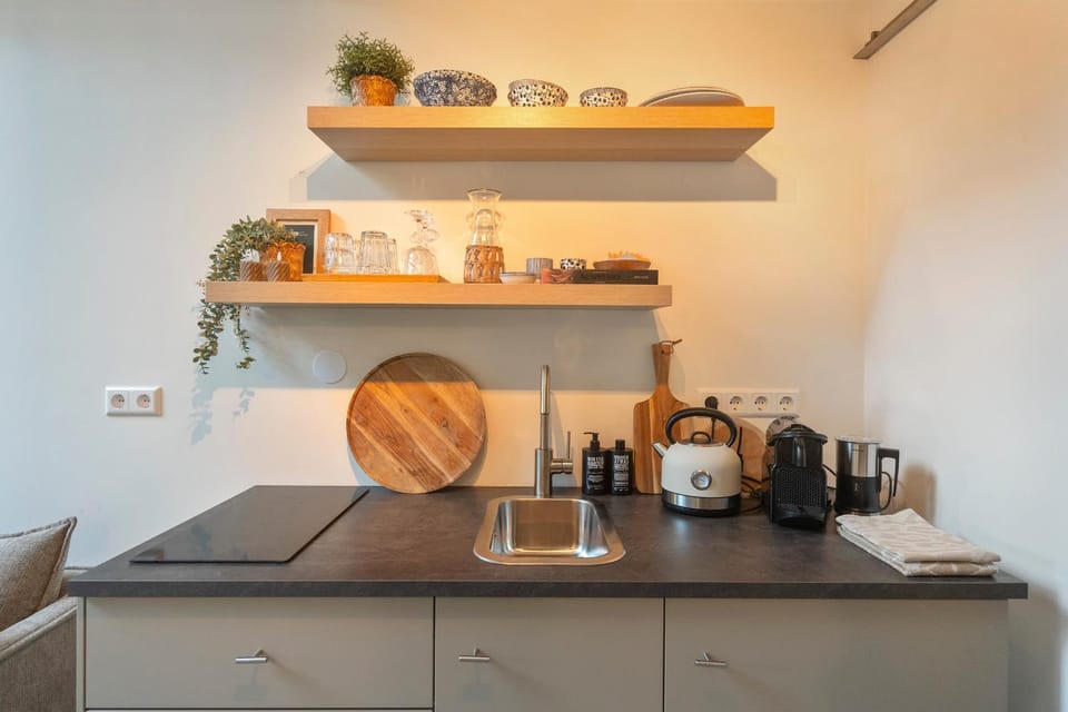 Coffee/tea facilities, Kitchen or kitchenette, stove