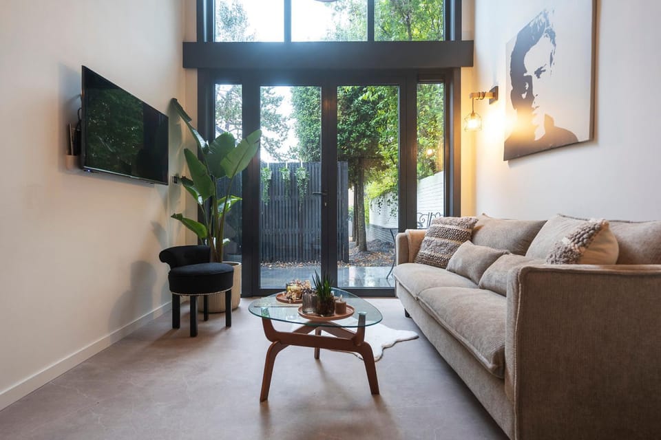 TV and multimedia, Living room, Seating area, Garden view