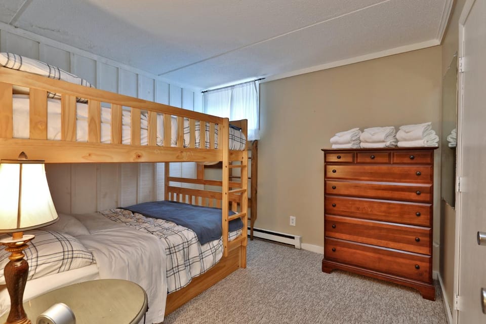 Bedroom, bunk bed
