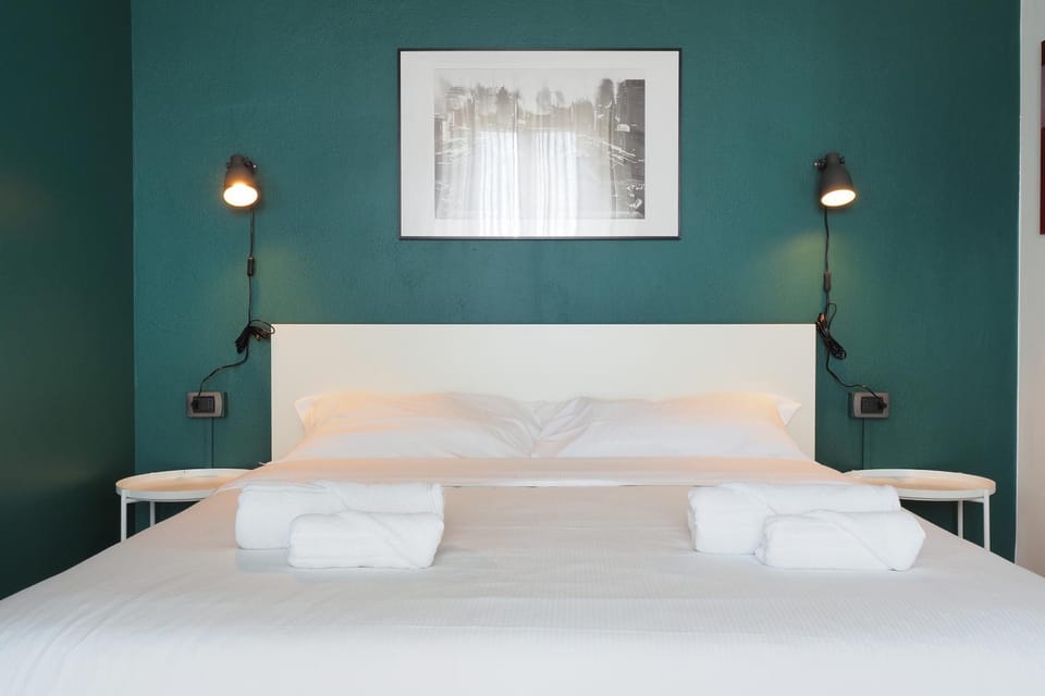 Bed, Photo of the whole room, Bedroom, towels