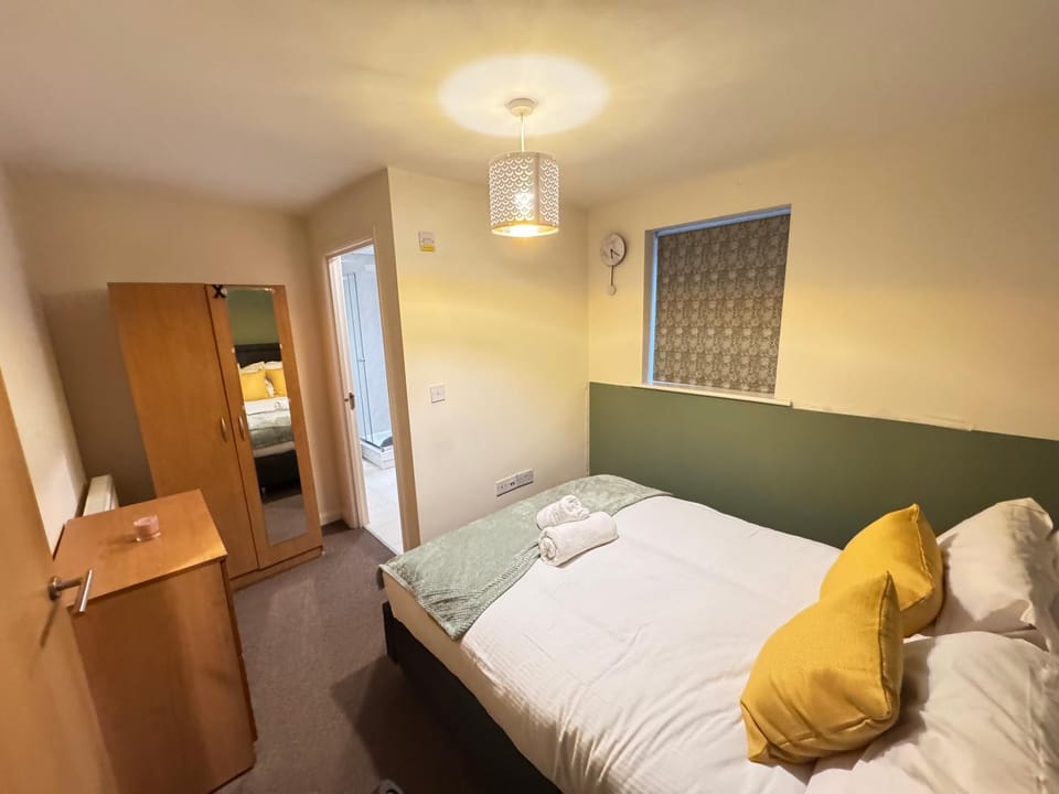 The Vogue Stay, 3 Bedrooms, 2 bathrooms, Ideal for JR & Oxford Hospitals, FREE CarPark, Conveniently located for Ring Road access, 2 miles from Oxford City Centre easy car & bus route Apartment in Oxford