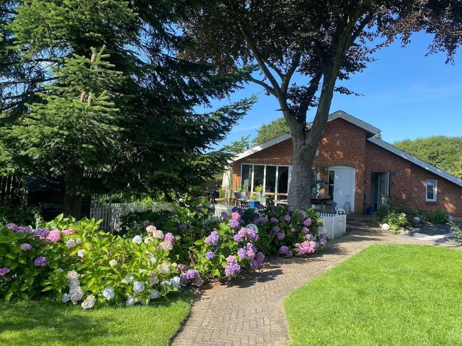 En SMUK og CHARMERENDE OASE meget tæt på centrum! Apartment in Central Denmark Region