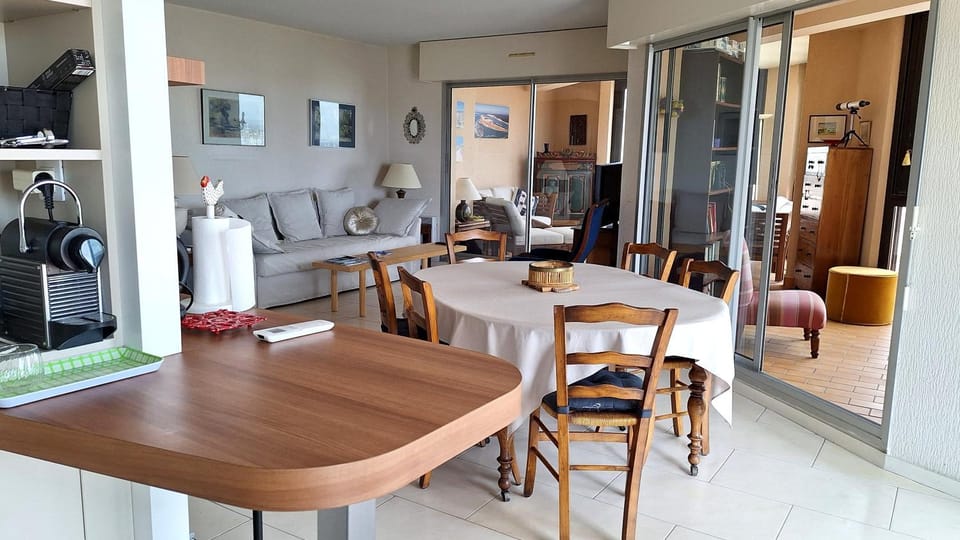 Coffee/tea facilities, Living room, Seating area, Dining area