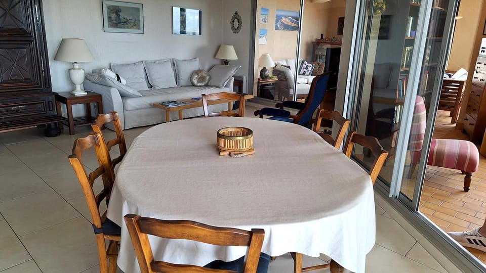 Living room, Seating area, Dining area