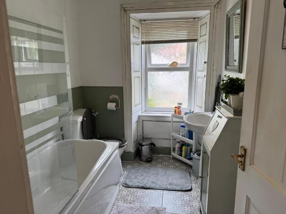 COSY COTTAGE FOR SHARE , Private Double Room, Wifi, Parking, Garden Bed and Breakfast in Edinburgh