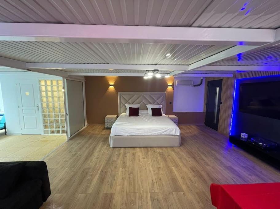 Pool & Chill Apartment in Île-de-France