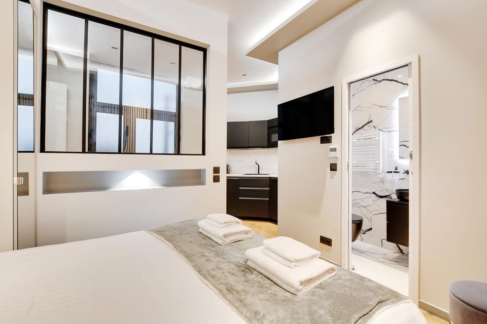 Bed, TV and multimedia, Photo of the whole room, Bedroom