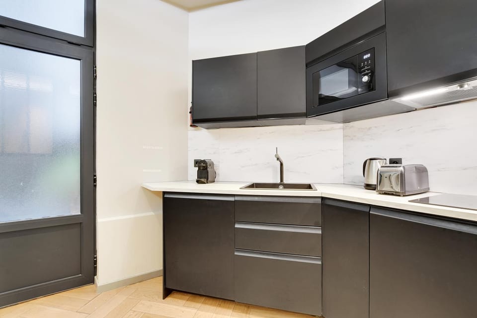 Coffee/tea facilities, Kitchen or kitchenette, stove, toaster