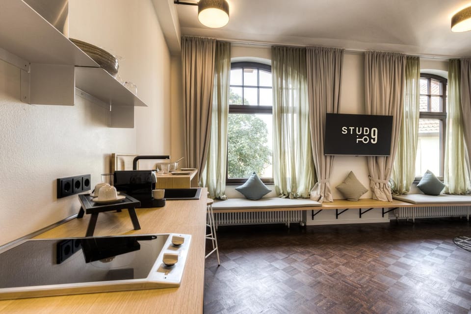 Kitchen or kitchenette, Living room, Seating area, Dining area, stove