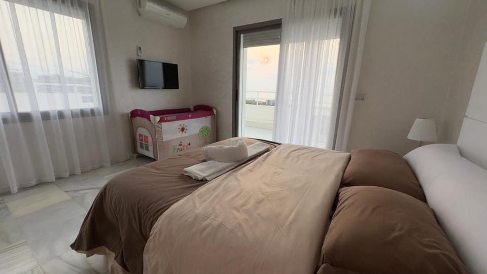 Bed, Photo of the whole room, Bedroom, towels