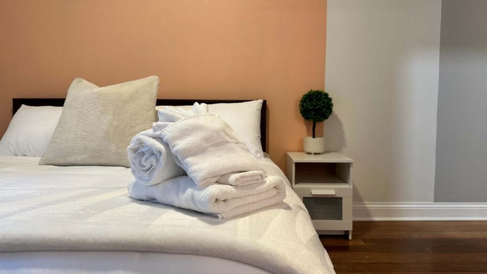 Private Balcony 1 Garage Parking Sleeps 6 Apartment in Chicago
