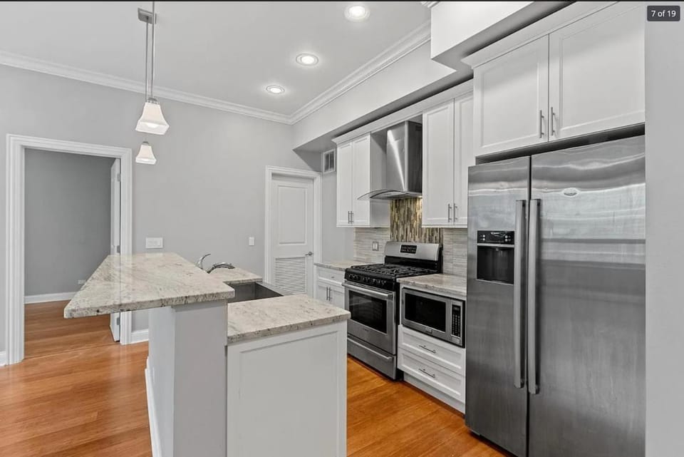 Private Balcony 1 Garage Parking Sleeps 6 Apartment in Chicago