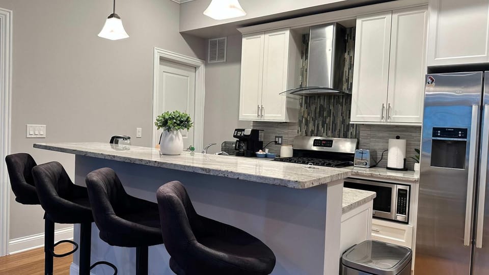 Private Balcony 1 Garage Parking Sleeps 6 Apartment in Chicago