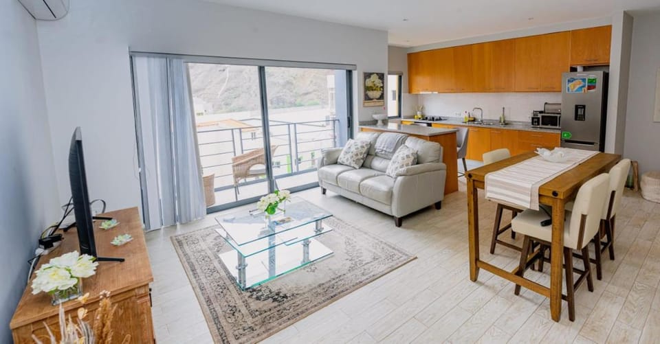 Kitchen or kitchenette, Living room, Seating area, Dining area, oven