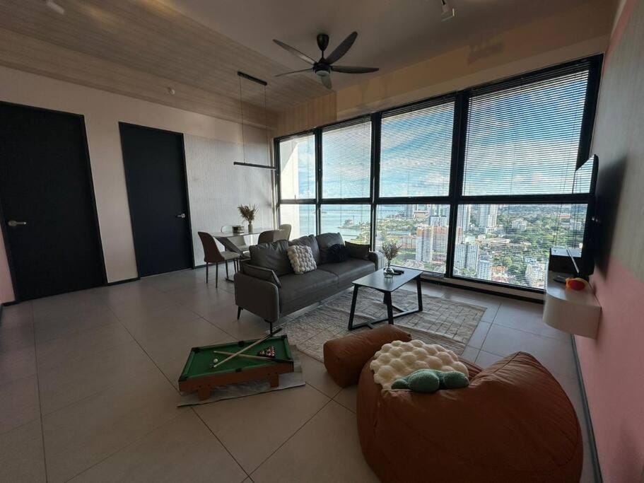 Perfect KTV Set & Netflix 3 Queen Bed Seaview Apartment in George Town