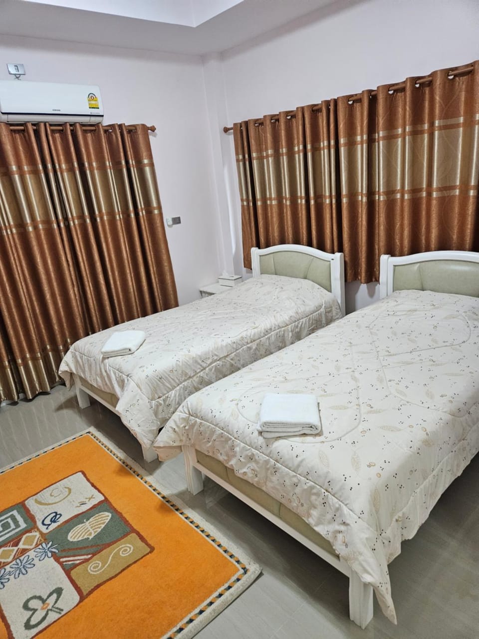 Photo of the whole room, Bedroom