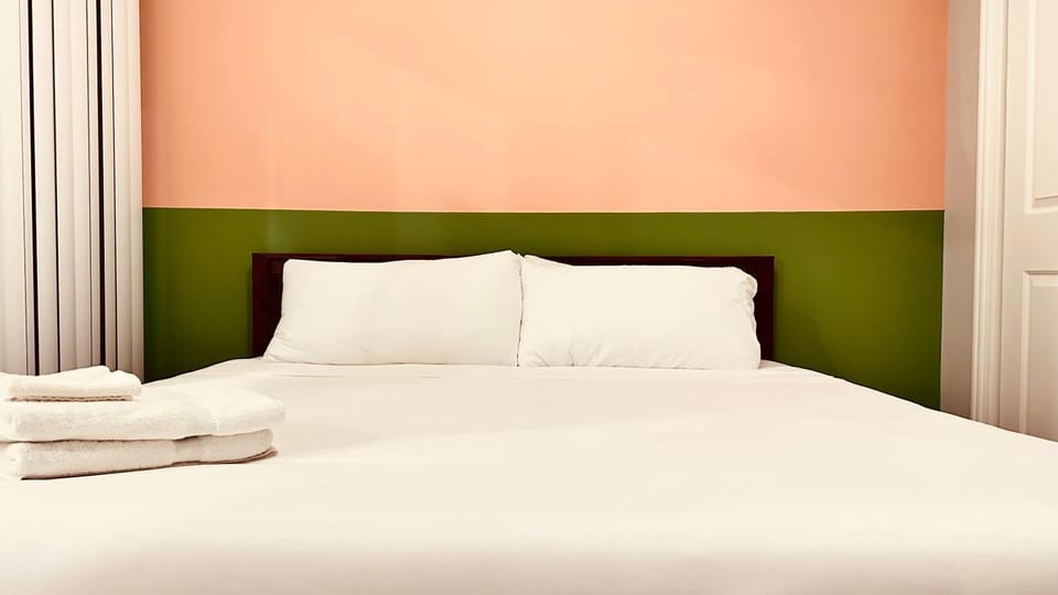 Bed, Bedroom, towels